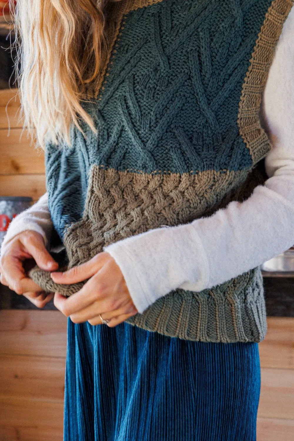 COLOR BOCK CABLE SWEATER VEST